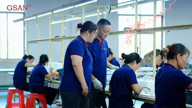 Trabalhadores da linha de produção trabalham